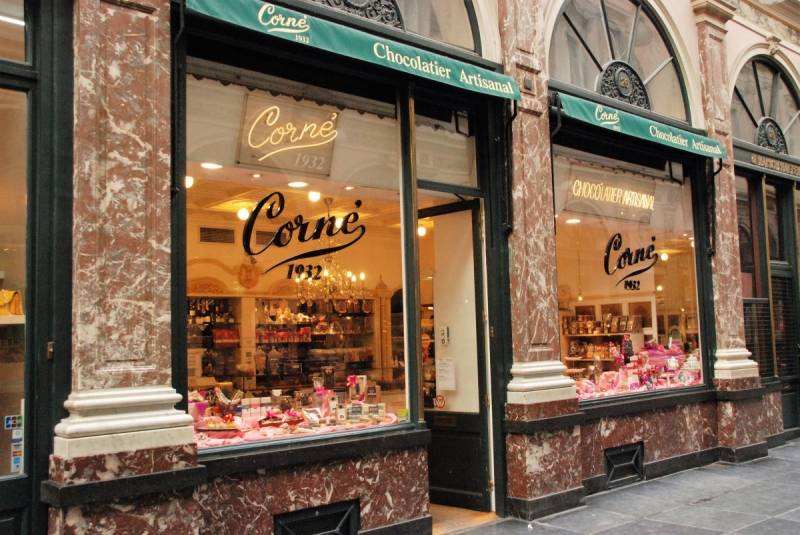 vitrine-LANTOSQUE-min_chocolate_chocolaterie_shop_luxury_chic_gallery_brussels_belgium-558146