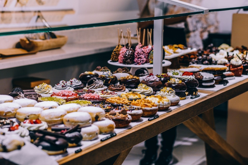 vitrine-LANTOSQUE-min_shop_dessert_pastry_bakery_counter-184398